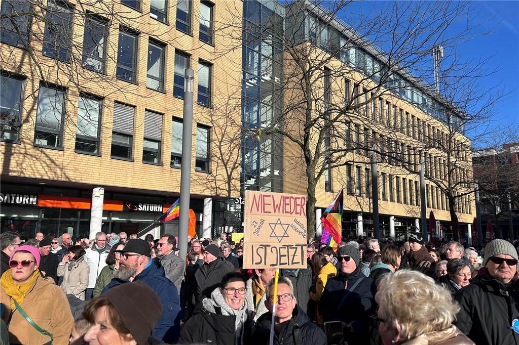 Bei der Demo gegen Rechts am Samstag in Lünen waren auch etliche Schilder zu sehen. Die Sprüche waren kreativ.