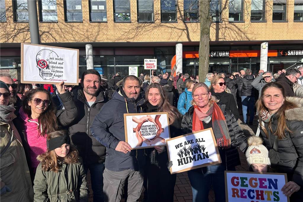 Bei der Demo gegen Rechts am Samstag in Lünen waren auch etliche Schilder zu sehen. Die Sprüche waren kreativ.