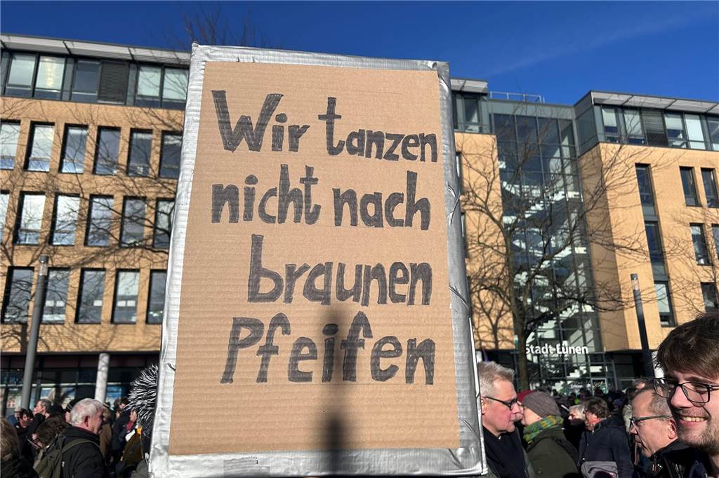 Bei der Demo gegen Rechts am Samstag in Lünen waren auch etliche Schilder zu sehen. Die Sprüche waren kreativ.