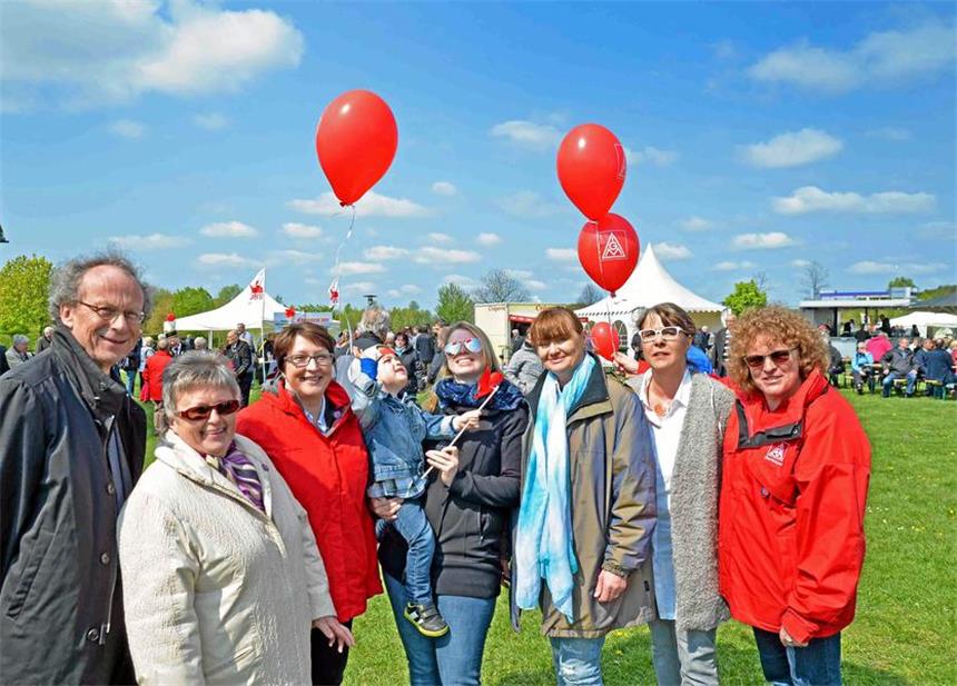 Kundgebung im Seepark setzt Zeichen gegen Hass Bei der DGB-Kundgebung zum Tag der Arbeit im Seepark wurde Sigrid Psiuk (2.v.l.) gewürdigt. Mit ihr freuten sich (v.l.) Siegfried Störmer, Stefanie Baranski-Müller (DGB), Martina Vogelgesang (DGB.) sowie Ulrike Kletezka (IG Metall).