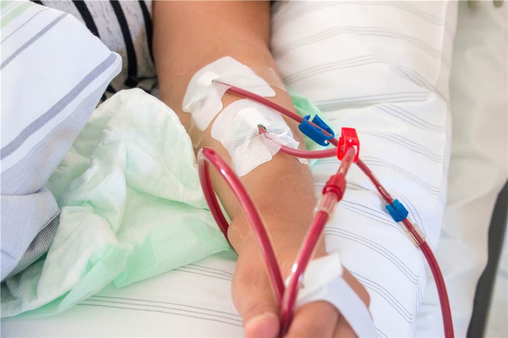 Bei der Dialyse wird das Blut des Patienten in einem Gerät außerhalb des Körpers gereinigt und zurückgeführt, wenn die Nieren diese Aufgabe nicht mehr erfüllen.