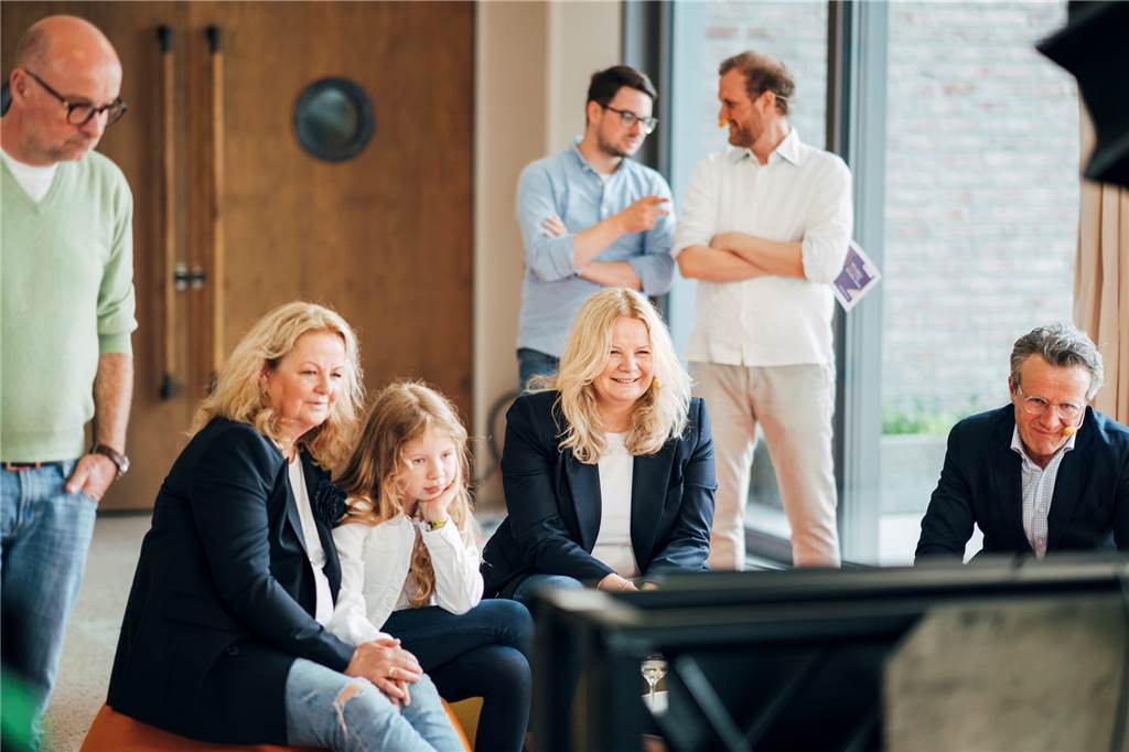 Wo andere aufgeben, liefert Ventana Fenster im besonderen Format Bei der digitalen Feier zum Jubiläum haben sich die Familien vor den Bildschirmen versammelt - so auch die Familien der Gründungsmitglieder.