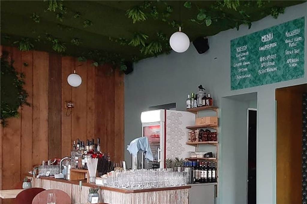 Bei der Einrichtung - hier ein Bild zwei Tage vor der Eröffnung - ist das "Sachte" zurückhaltend. Hingucker ist der Deckenrasen.