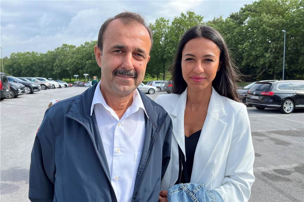 Einschulung an der Leoschule: „Der Aufwand ist definitiv höher als früher“ Bei der Einschulung seiner Tochter Özlem Cicek konnte Murat Yanpinar vor fast 30 Jahren nicht dabei sein, dafür aber nun bei ihrem Sohn Kaan.