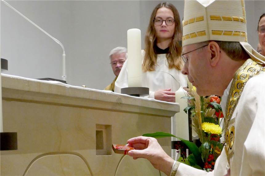 St. Konrad Werne hat nun ein „wunderbar gelungenes“ Zuhause Bei der Einweihung der neuen Kapelle St. Konrad setzt Weihbischof Stefan Zekorn die Reliquien der Heiligen Innocentia und der Heiligen Prudentia in den Altar.