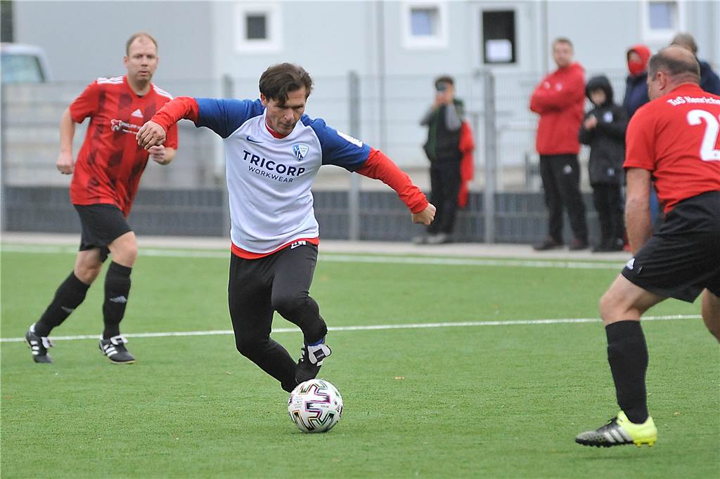 Zweiter Vorsitzender analysiert den Kunstrasen-Effekt beim TuS Henrichenburg Bei der Einweihung des neuen Kunstrasen-Kleinfelds beim TuS Henrichenburg trat im Oktober 2020 die Traditionsmannschaft des VfL Bochum mit Dariusz Wosz (am Ball) an der Lambertstraße auf.
