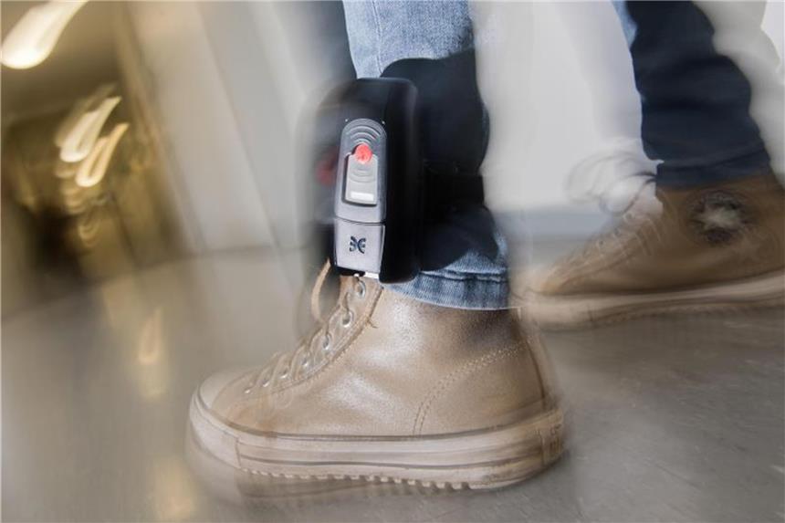 Mehr Straftäter mit elektronischen Fußfesseln in Deutschland Bei der elektronischen Fußfessel handelt es sich im Wesentlichen um einen Sender mit eingebauter Alarmfunktion, der die Positionsdaten des Trägers an die Überwachungsstelle übermittelt. Foto: Julian Stratenschulte/Symbolbild
