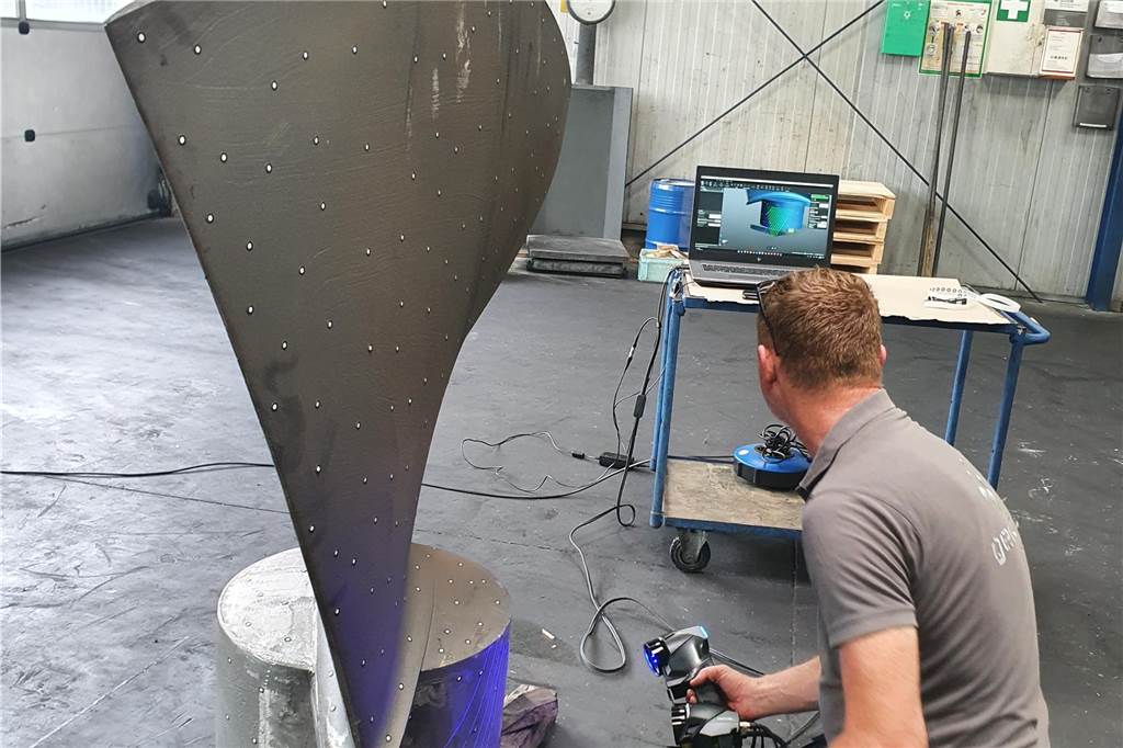 Bei der Endabnahme sind die Flügel und der Rotor mittels Laser eingescannt  und digital über 3D-Planung gelegt worden.