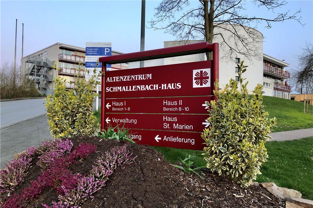„Wo ist meine Mutter?“ Krankenhaus in Unna entlässt die falsche Patientin Bei der Entlassung aus dem CKU-West ist es für eine Bewohnerin des Schmallenbach-Hauses in Fröndenberg zu einer kritischen Verwechslung im Krankenhaus gekommen. Durch das umsichtige Handeln der Schmallenbach-Haus-Mitarbeiter konnte Schlimmeres verhindert werden.