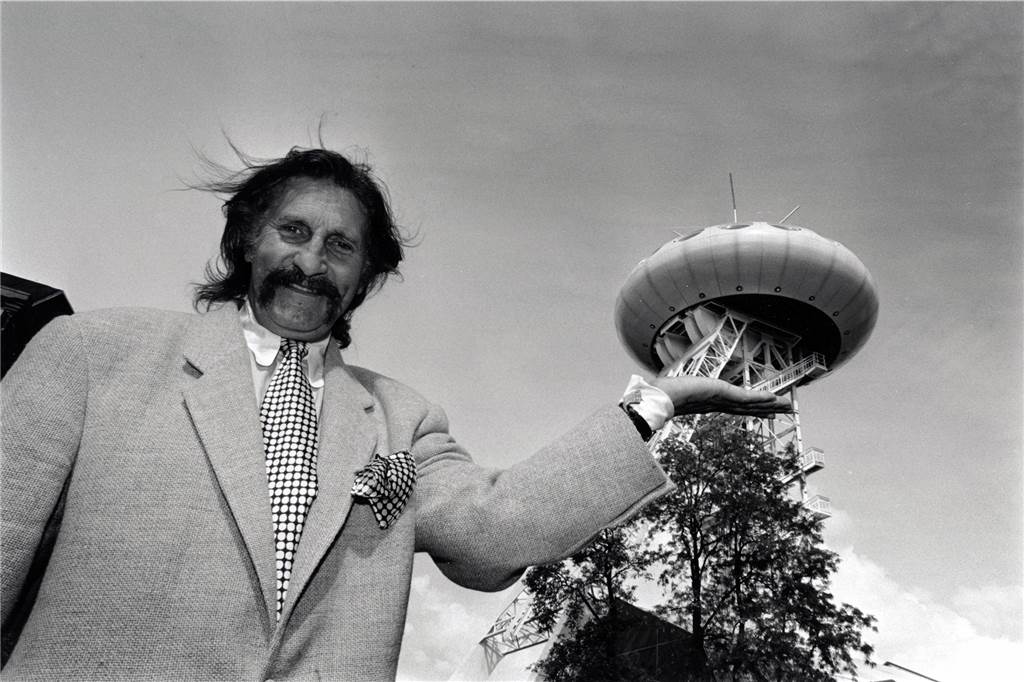 Colani-Ufo in Brambauer: Einzigartiges Symbol mit Schattenseiten Bei der Eröffnung am 9. Mai 1995 war Luigi Colani nicht dabei. Einen Monat später präsentierte er stolz "sein" Ufo.