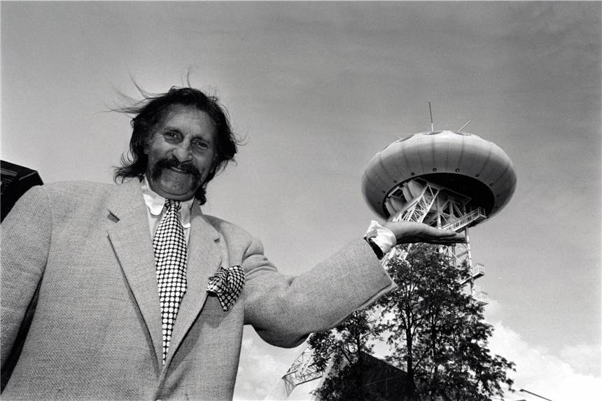 Luigi Colani: „Vater“ des Brambauer Ufos starb im Alter von 91 Jahren Bei der Eröffnung der "fliegenden Untertasse" war Luigi Colani nicht dabei. Später präsentierte er stolz "sein" Ufo.