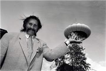 Bei der Eröffnung der "fliegenden Untertasse" war Luigi Colani nicht dabei. Später präsentierte er stolz "sein" Ufo.