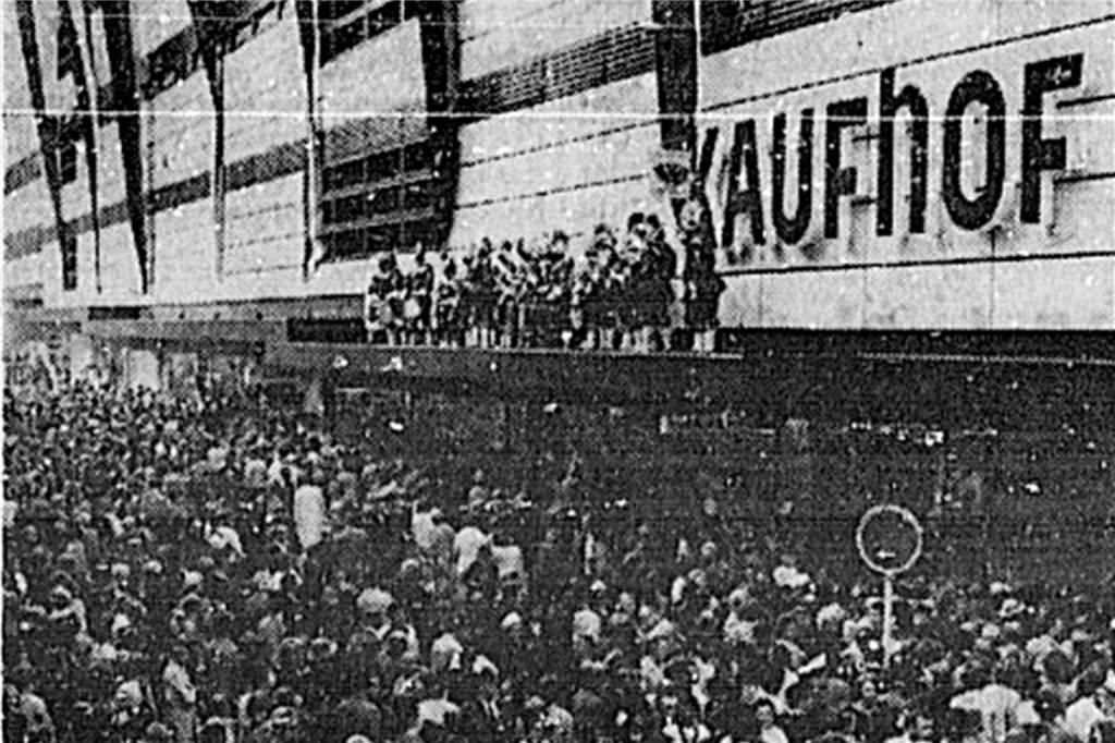 Nach 53 Jahren am Westenhellweg: Kaufhof in Dortmund ist Geschichte Bei der Eröffnung des Kaufhofs in Dortmund 1967 spielten die Kölner Ratsbläser vor Hunderten wartenden Menschen.