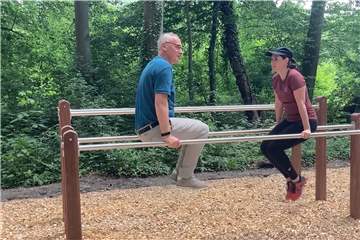 Bei der Eröffnung des Volkspark Schwansbell versuchte sich auch Lünens technischer Beigeordneter Arnold Reeker zusammen mit Vanessa Powierski von der Abteilung Stadtentwicklung am neuen Calesthenics-Parcours.