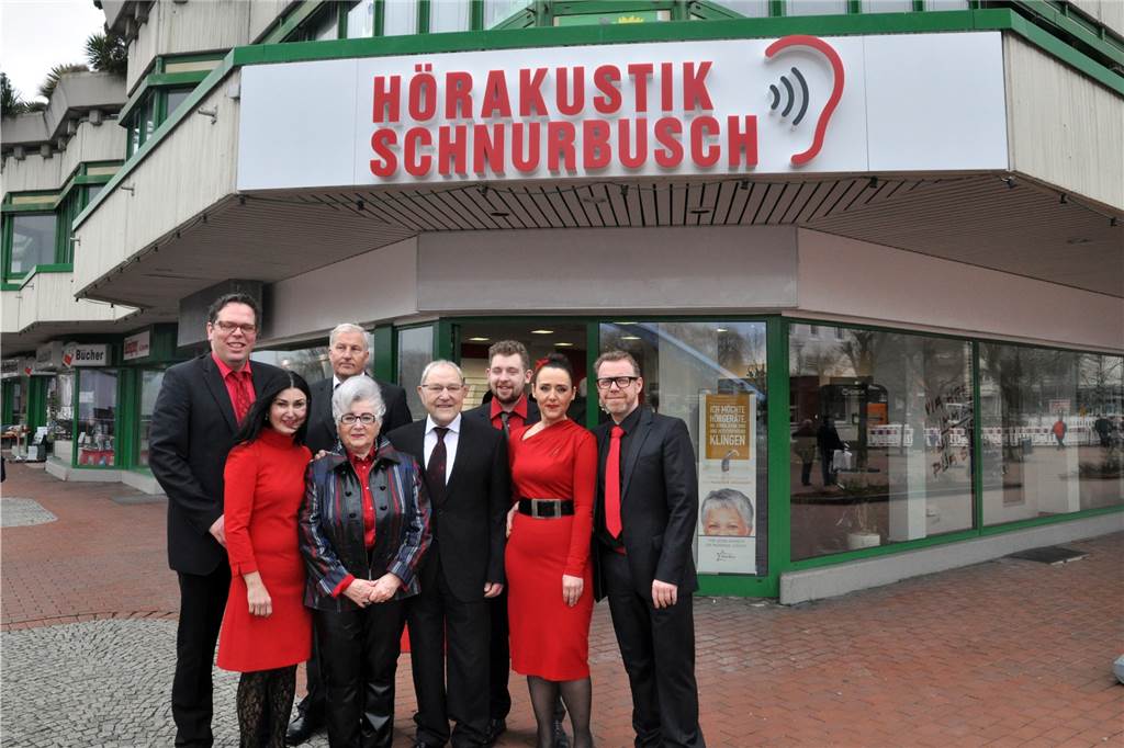 Trauer um beliebten Optikermeister: Walter Schnurbusch starb mit 90 Bei der Eröffnung von „Hörakustik Schnurbusch" im Lippezentrum: (v.l.) Thomas und Bärbel Göcke, Vermieter Friedhelm Deuter (Bauverein), Rosi und Walter Schnurbusch, Maik, Birgit und Fred Kowalski.
