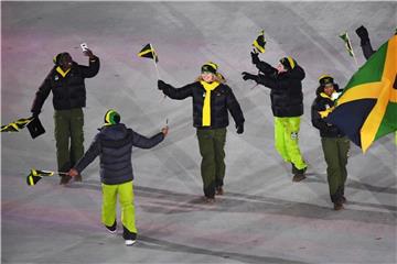 Bei der Eröffnungsfeier lief Trainerin Sandra Kiriasis (M.) noch mit dem Team aus Jamaika ein. Foto: Franck Fife/Pool AFP/AP