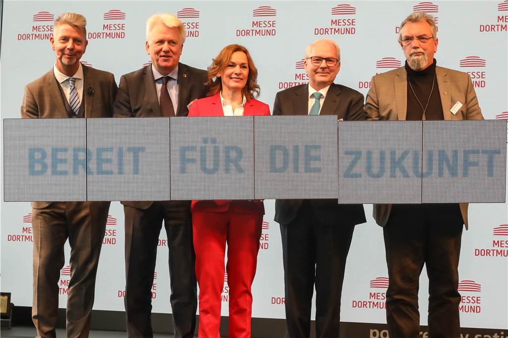 Viel Lob für das neue gläserne Foyer der „Messe Dortmund“ Bei der Eröffnungsfeier (v.l.): Moderator Heiko Wasser, OB Ullrich Sierau, Westfalenhallen-Chefin Sabine Loos, IHK-Präsident Heinz-Herbert Dustmann und der Hallen-Aufsichtsratsvorsitzende Friedhelm Sohn.