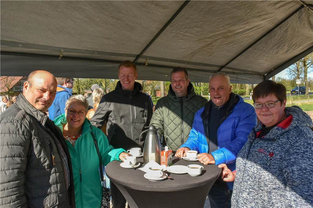Bei der Feier trafen sich Niederländer und Deutsche. In Zwillbrock und der benachbarten Gemeinde Berkelland haben sich viele Verwandtschaftsbeziehungen gebildet.