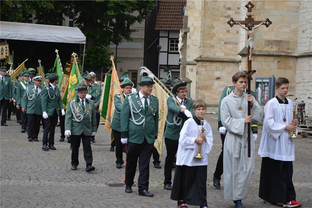 400 Jahre Stadtprozession: Päpstlicher Nuntius nimmt an Feier teil Bei der feierlichen Stadtprozession ziehen hunderte Einwohner gemeinsam durch die Innenstadt.