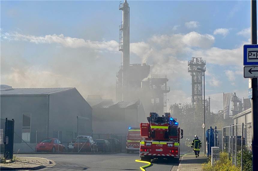 Großbrand nahe Castrop-Rauxeler Hauptbahnhof und Chemiewerk Rütgers Bei der Firma Bronzel in Rauxel stand am Mittwochnachmittag ein Lastwagen in Flammen. In direkter Nachbarschaft des Chemiewerks Rütgers löste das einen Vollalarm für die Feuerwehr aus.
