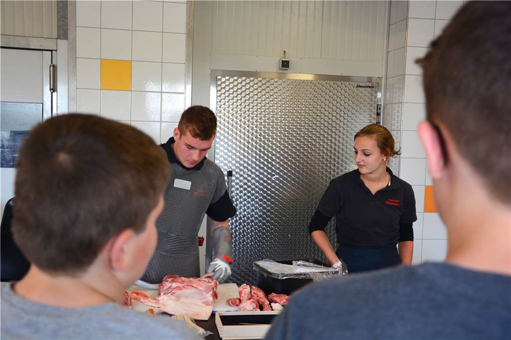 Jugendliche suchen bei der Nacht der Ausbildung nach den beliebtesten Ausbildungsplätzen Bei der Fleischerei Rüweling war die Resonanz nicht so groß.