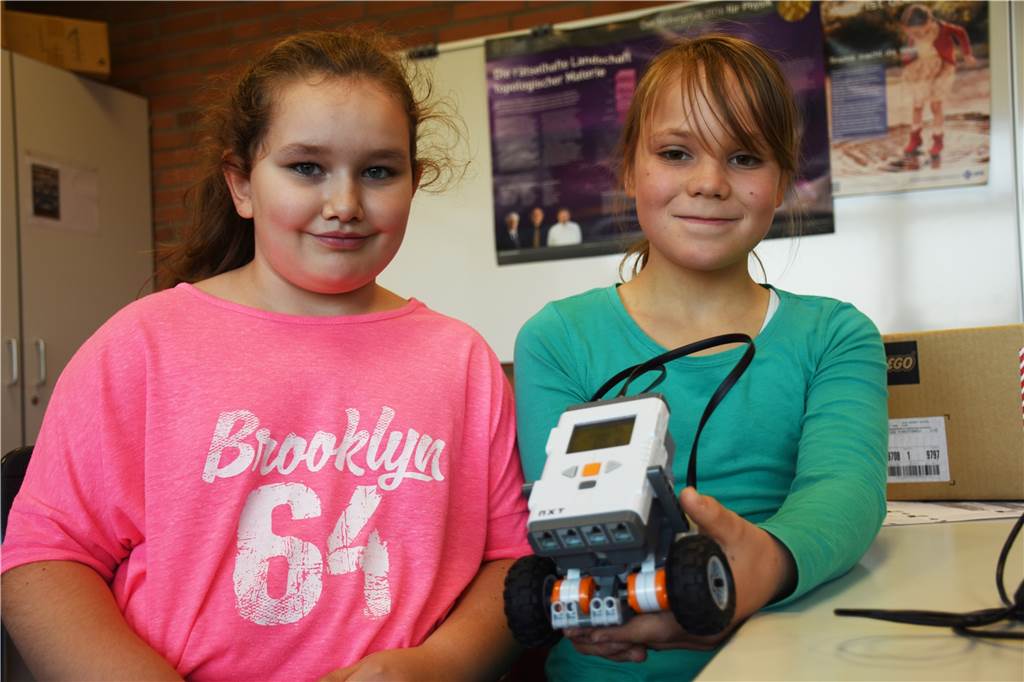 Bei der Forscherwerkstatt, die im am Gymnasium Georgianum regelmäßig auch zum Thema Technik und Informatik angeboten werden, ging es im Oktober 2018 um Roboter. Mädchen wie Jungen waren mit Begeisterung dabei.