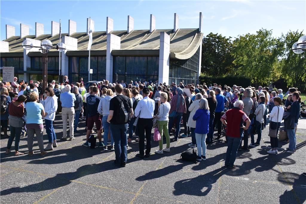 Viele Fotos: Gute Stimmung bei Klima-Demo - Angriff auf Demonstranten Bei der Fridays-for-Future-Demo haben ungefähr 450 Demonstranten teilgenommen.