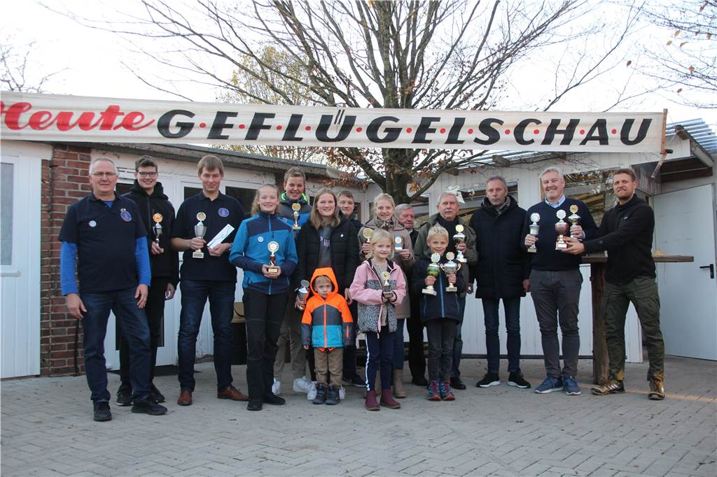 Geflügelschau bei Eintracht Herbern konnte endlich wieder stattfinden Die Sieger der Geflügelschau halten Pokale in ihren Händen.