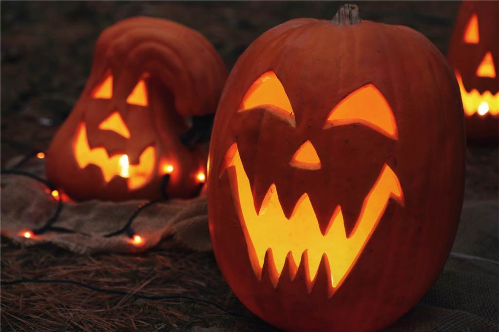 Halloween-Deko selber machen: Fünf Ideen für drinnen und draußen Zwei beleuchtete Halloween-Kürbisse stehen auf dem Boden.