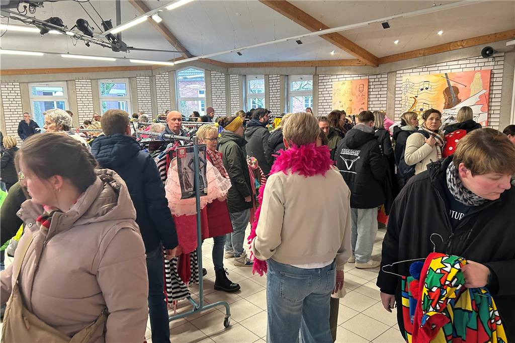 Bei der großen und bunten Auswahl an Kostümen auf der Stadtlohner Karnevalsbörse wurden Groß und Klein fündig. 