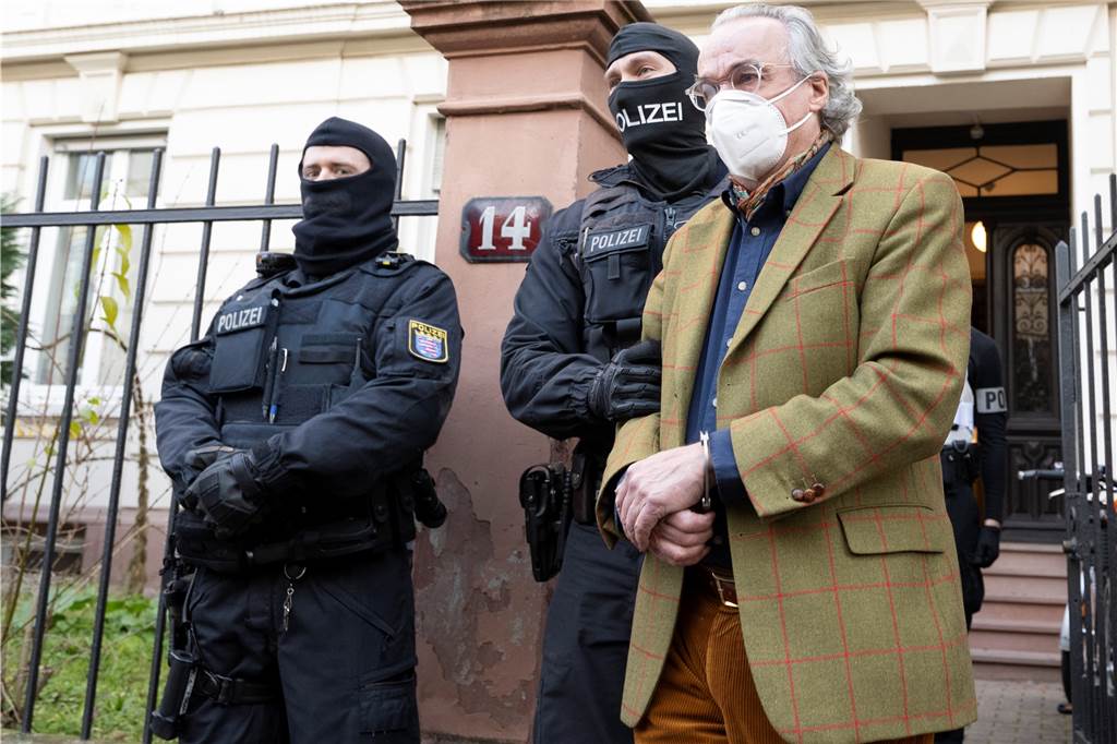 Reul: 3400 Menschen gehören zur Reichsbürger-Szene in NRW Heinrich XIII. Prinz Reuß wird von maskierten Polizisten abgeführt.