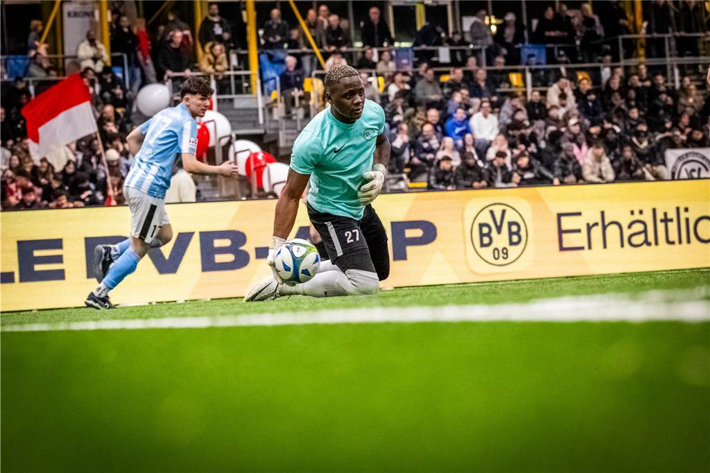 Dortmunder Löwen holen Landesliga-Angreifer: Bezirksligist verpflichtet neuen Co-Trainer Ein Torwart rollt einen Ball zur Seite.