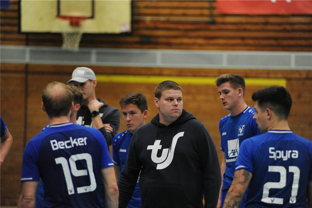 Dennis Schulz ist beim TuS Sythen noch längst nicht fertig Bei der Hallenfußball-Stadtmeisterschaft landete Dennis Schulz mit dem TuS Sythen zuletzt auf dem dritten Platz.