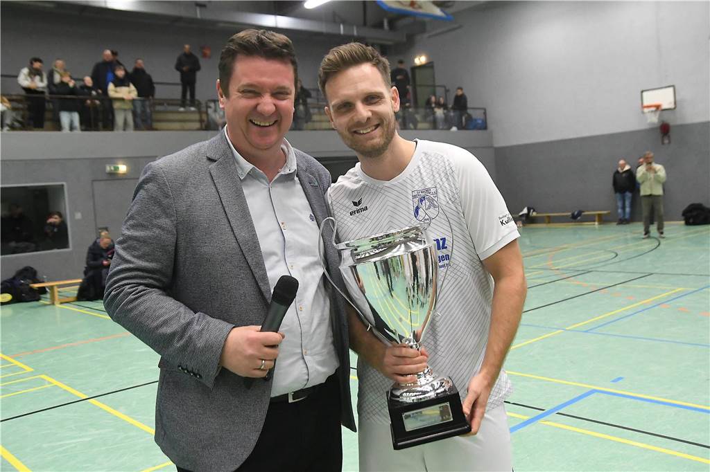 Bei der Hallenfußballstadtmeisterschaft 2024 in Castrop-Rauxel konnte sich der SV Wacker Obercastrop gegen den FC Castrop-Rauxel im Endspiel knapp mit 2:1 durchsetzen. Hier sind alle Bilder von der Vorrunde am Samstag (28. Dezember) bis zur Endrunde (29. Dezember) auf einen Blick.