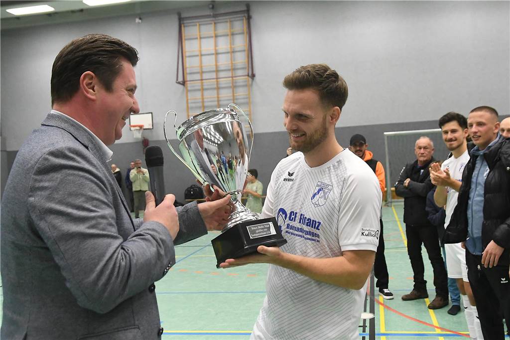 Bei der Hallenfußballstadtmeisterschaft 2024 in Castrop-Rauxel konnte sich der SV Wacker Obercastrop gegen den FC Castrop-Rauxel im Endspiel knapp mit 2:1 durchsetzen. Hier sind alle Bilder von der Vorrunde am Samstag (28. Dezember) bis zur Endrunde (29. Dezember) auf einen Blick.