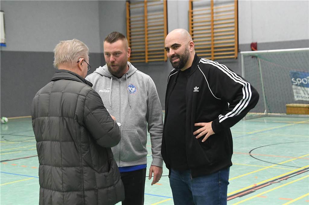 Bei der Hallenfußballstadtmeisterschaft 2024 in Castrop-Rauxel konnte sich der SV Wacker Obercastrop gegen den FC Castrop-Rauxel im Endspiel knapp mit 2:1 durchsetzen. Hier sind alle Bilder von der Vorrunde am Samstag (28. Dezember) bis zur Endrunde (29. Dezember) auf einen Blick.