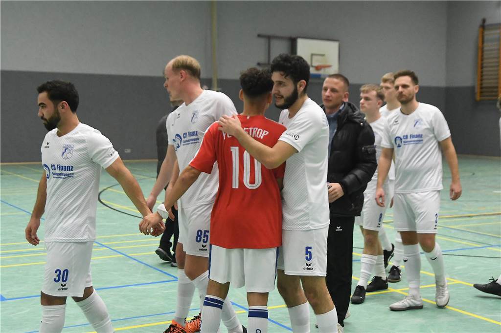 Bei der Hallenfußballstadtmeisterschaft 2024 in Castrop-Rauxel konnte sich der SV Wacker Obercastrop gegen den FC Castrop-Rauxel im Endspiel knapp mit 2:1 durchsetzen. Hier sind alle Bilder von der Vorrunde am Samstag (28. Dezember) bis zur Endrunde (29. Dezember) auf einen Blick.