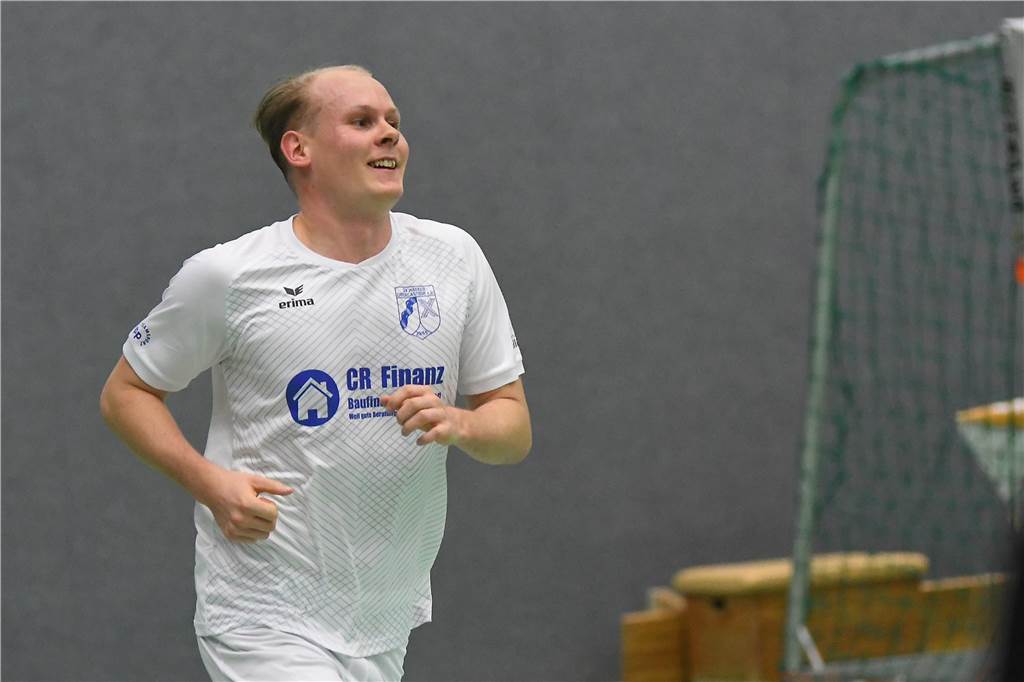 Bei der Hallenfußballstadtmeisterschaft 2024 in Castrop-Rauxel konnte sich der SV Wacker Obercastrop gegen den FC Castrop-Rauxel im Endspiel knapp mit 2:1 durchsetzen. Hier sind alle Bilder von der Vorrunde am Samstag (28. Dezember) bis zur Endrunde (29. Dezember) auf einen Blick.