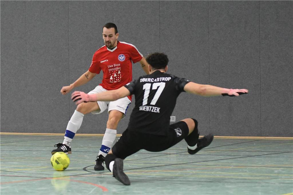 Bei der Hallenfußballstadtmeisterschaft 2024 in Castrop-Rauxel konnte sich der SV Wacker Obercastrop gegen den FC Castrop-Rauxel im Endspiel knapp mit 2:1 durchsetzen. Hier sind alle Bilder von der Vorrunde am Samstag (28. Dezember) bis zur Endrunde (29. Dezember) auf einen Blick.
