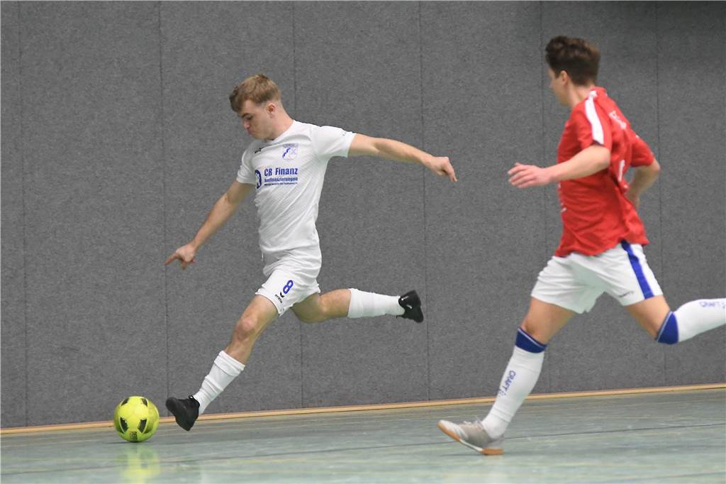 Bei der Hallenfußballstadtmeisterschaft 2024 in Castrop-Rauxel konnte sich der SV Wacker Obercastrop gegen den FC Castrop-Rauxel im Endspiel knapp mit 2:1 durchsetzen. Hier sind alle Bilder von der Vorrunde am Samstag (28. Dezember) bis zur Endrunde (29. Dezember) auf einen Blick.
