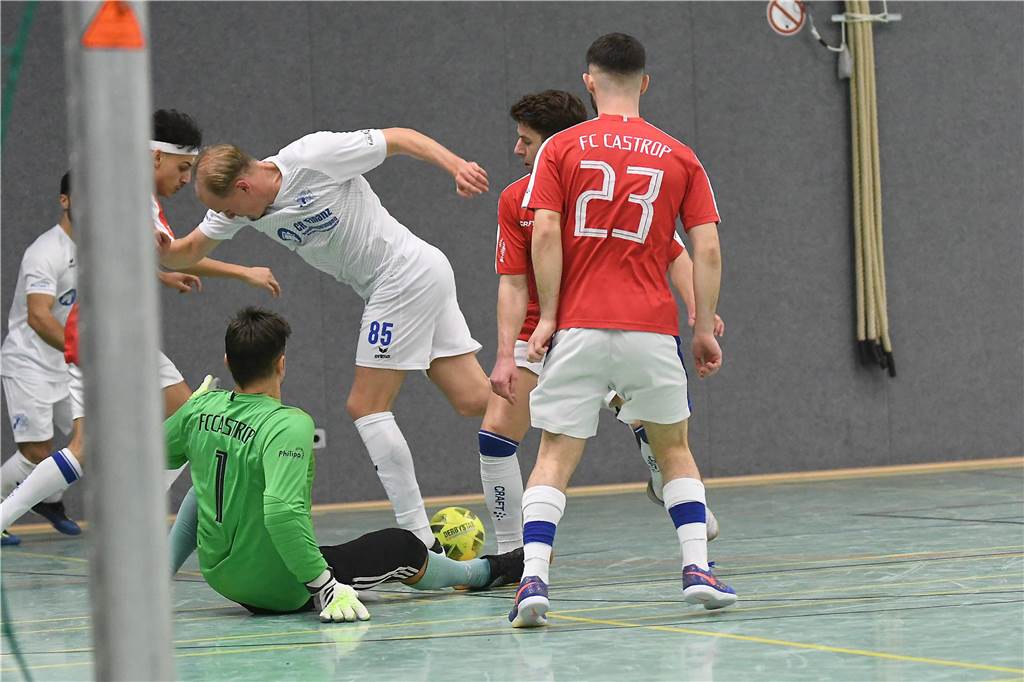 Bei der Hallenfußballstadtmeisterschaft 2024 in Castrop-Rauxel konnte sich der SV Wacker Obercastrop gegen den FC Castrop-Rauxel im Endspiel knapp mit 2:1 durchsetzen. Hier sind alle Bilder von der Vorrunde am Samstag (28. Dezember) bis zur Endrunde (29. Dezember) auf einen Blick.