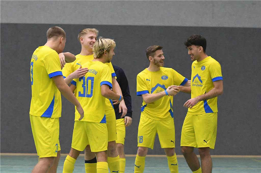 Bei der Hallenfußballstadtmeisterschaft 2024 in Castrop-Rauxel konnte sich der SV Wacker Obercastrop gegen den FC Castrop-Rauxel im Endspiel knapp mit 2:1 durchsetzen. Hier sind alle Bilder von der Vorrunde am Samstag (28. Dezember) bis zur Endrunde (29. Dezember) auf einen Blick.