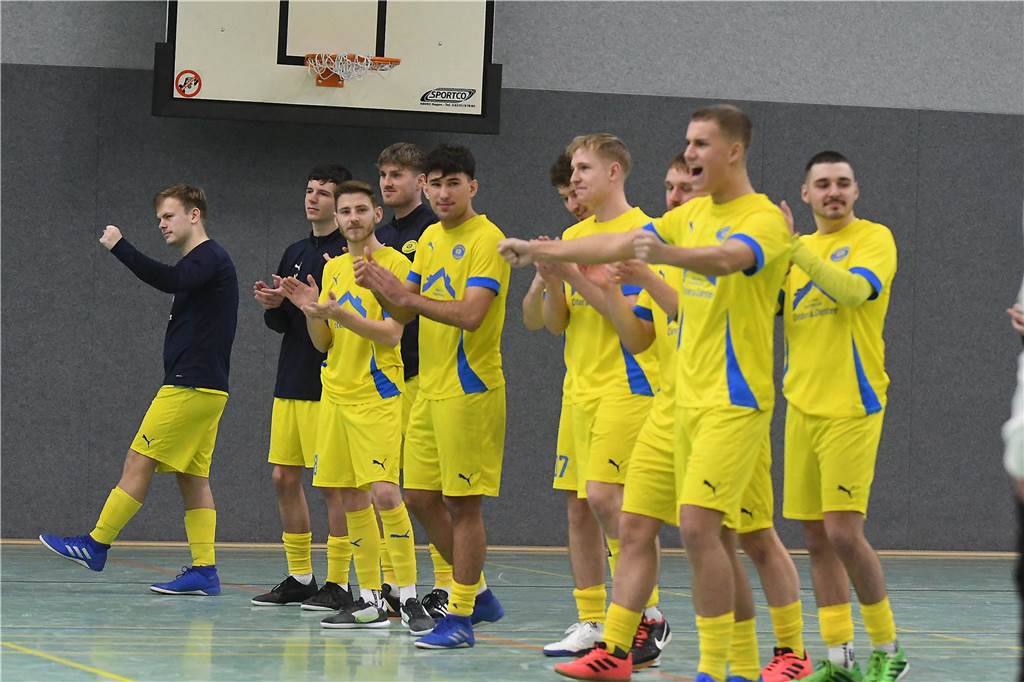 Bei der Hallenfußballstadtmeisterschaft 2024 in Castrop-Rauxel konnte sich der SV Wacker Obercastrop gegen den FC Castrop-Rauxel im Endspiel knapp mit 2:1 durchsetzen. Hier sind alle Bilder von der Vorrunde am Samstag (28. Dezember) bis zur Endrunde (29. Dezember) auf einen Blick.