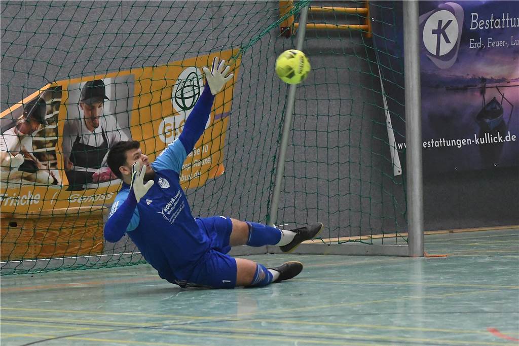 Bei der Hallenfußballstadtmeisterschaft 2024 in Castrop-Rauxel konnte sich der SV Wacker Obercastrop gegen den FC Castrop-Rauxel im Endspiel knapp mit 2:1 durchsetzen. Hier sind alle Bilder von der Vorrunde am Samstag (28. Dezember) bis zur Endrunde (29. Dezember) auf einen Blick.