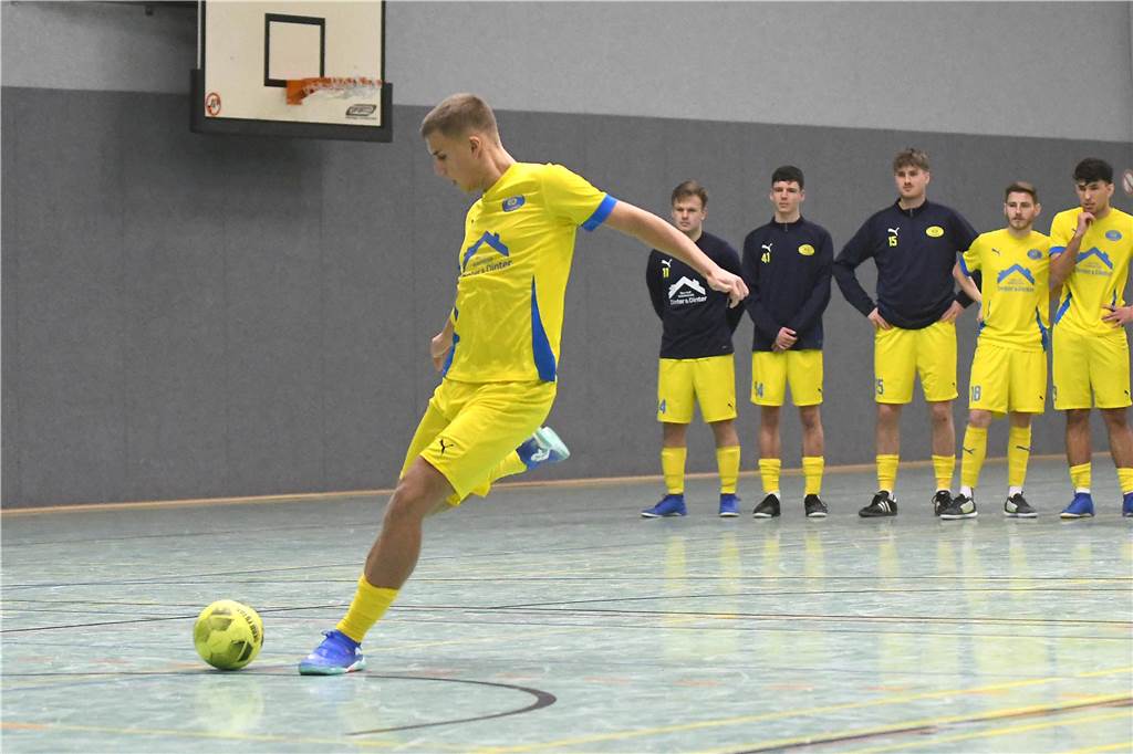 Bei der Hallenfußballstadtmeisterschaft 2024 in Castrop-Rauxel konnte sich der SV Wacker Obercastrop gegen den FC Castrop-Rauxel im Endspiel knapp mit 2:1 durchsetzen. Hier sind alle Bilder von der Vorrunde am Samstag (28. Dezember) bis zur Endrunde (29. Dezember) auf einen Blick.