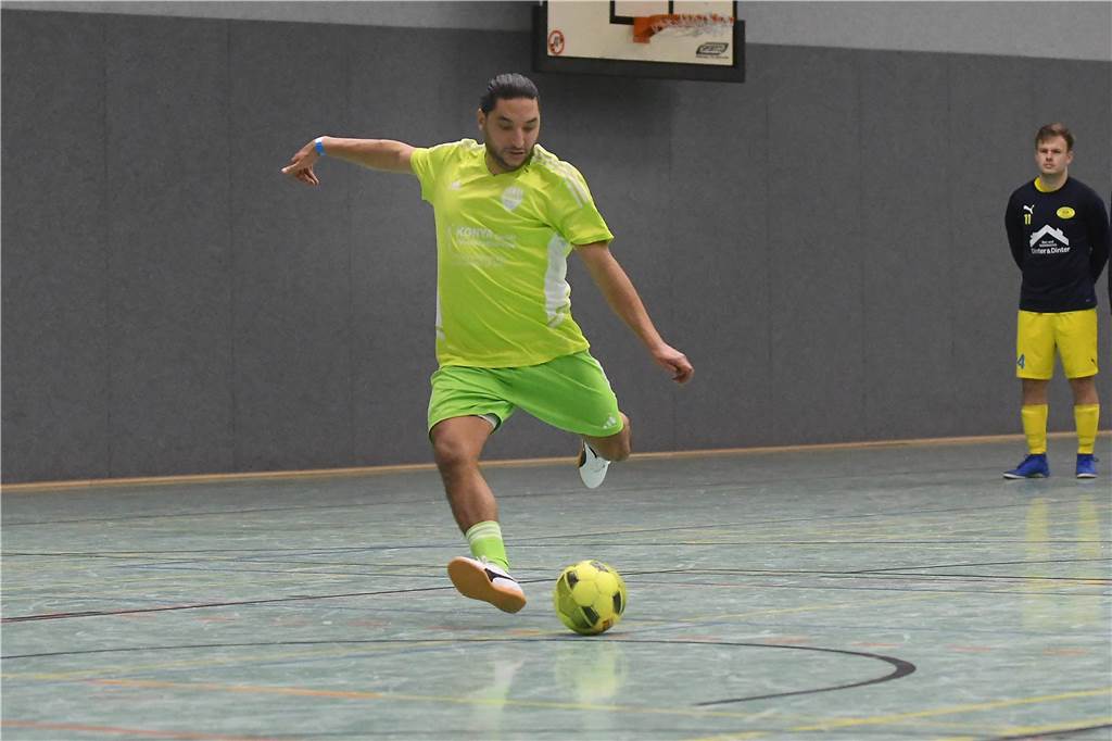 Bei der Hallenfußballstadtmeisterschaft 2024 in Castrop-Rauxel konnte sich der SV Wacker Obercastrop gegen den FC Castrop-Rauxel im Endspiel knapp mit 2:1 durchsetzen. Hier sind alle Bilder von der Vorrunde am Samstag (28. Dezember) bis zur Endrunde (29. Dezember) auf einen Blick.