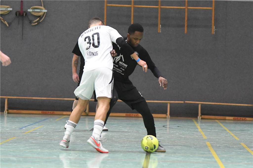 Bei der Hallenfußballstadtmeisterschaft 2024 in Castrop-Rauxel konnte sich der SV Wacker Obercastrop gegen den FC Castrop-Rauxel im Endspiel knapp mit 2:1 durchsetzen. Hier sind alle Bilder von der Vorrunde am Samstag (28. Dezember) bis zur Endrunde (29. Dezember) auf einen Blick.