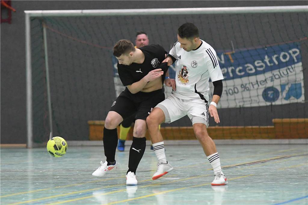 Bei der Hallenfußballstadtmeisterschaft 2024 in Castrop-Rauxel konnte sich der SV Wacker Obercastrop gegen den FC Castrop-Rauxel im Endspiel knapp mit 2:1 durchsetzen. Hier sind alle Bilder von der Vorrunde am Samstag (28. Dezember) bis zur Endrunde (29. Dezember) auf einen Blick.