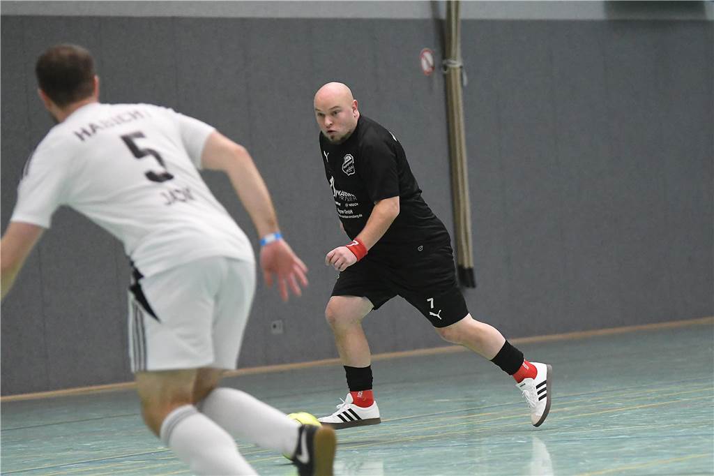 Bei der Hallenfußballstadtmeisterschaft 2024 in Castrop-Rauxel konnte sich der SV Wacker Obercastrop gegen den FC Castrop-Rauxel im Endspiel knapp mit 2:1 durchsetzen. Hier sind alle Bilder von der Vorrunde am Samstag (28. Dezember) bis zur Endrunde (29. Dezember) auf einen Blick.