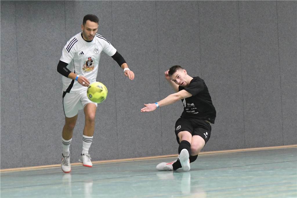 Bei der Hallenfußballstadtmeisterschaft 2024 in Castrop-Rauxel konnte sich der SV Wacker Obercastrop gegen den FC Castrop-Rauxel im Endspiel knapp mit 2:1 durchsetzen. Hier sind alle Bilder von der Vorrunde am Samstag (28. Dezember) bis zur Endrunde (29. Dezember) auf einen Blick.